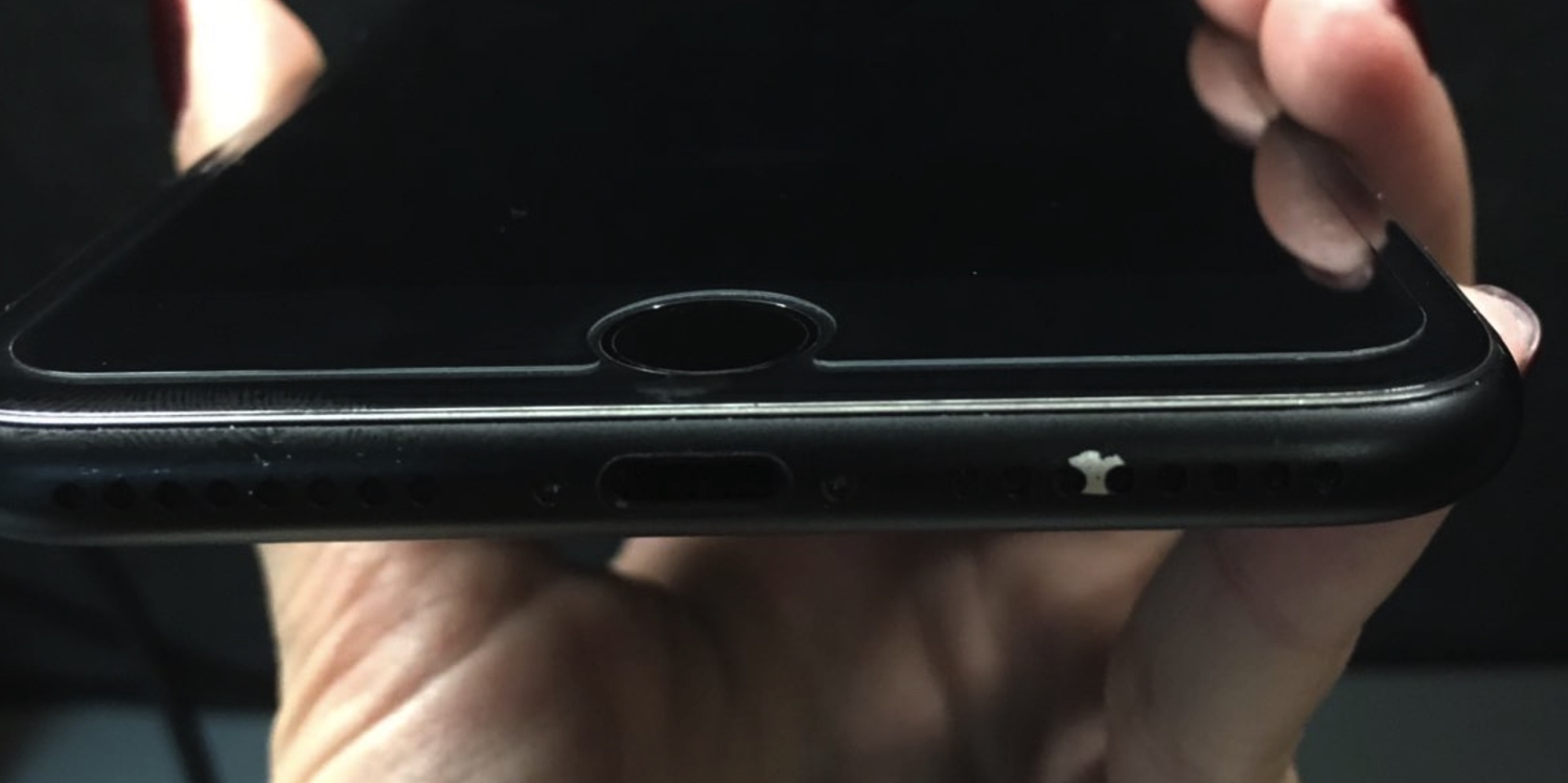 Iphone 7 のブラックモデルを持つユーザーから 表面の塗装が剥げた という報告が相次いでいる模様 Corriente Top