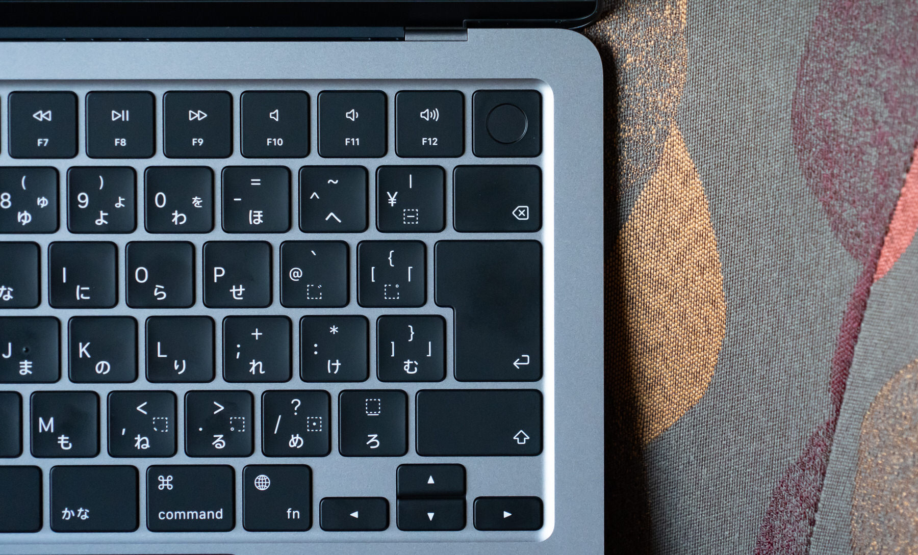 MacBook Air レビュー。新デザインと次世代M2チップで新たな時代が到来、最も嬉しかった改良点は？ | CoRRiENTE.top